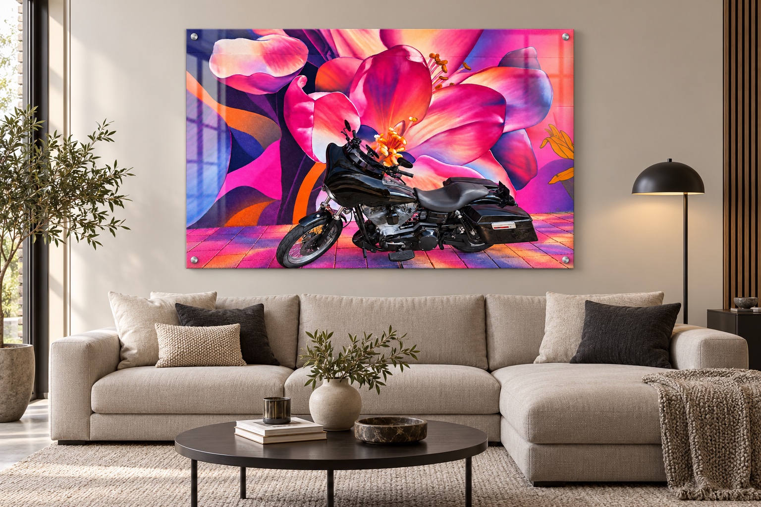 Plexiglas-wanddecoratie met een vrouw en een leeuw in goud, boven een dressoir in een woonkamer
