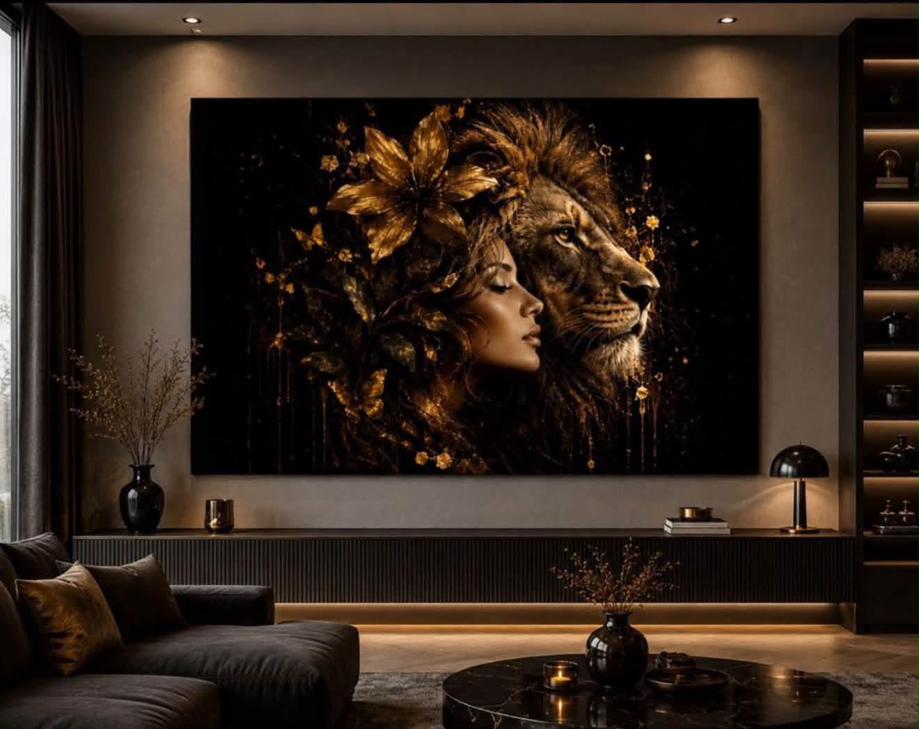 Wanddecoratie op plexiglas van 120 × 80 cm boven een dressoir in een woonkamer: een vrouw en een leeuw in goud op zwart